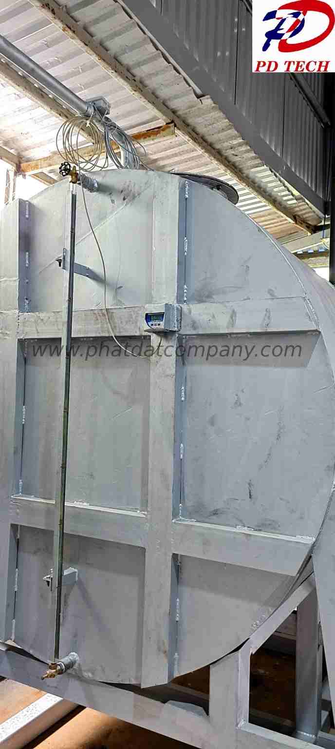 Lắp đặt bộ hiển thị mức dầu trên bồn dầu của khách hàng